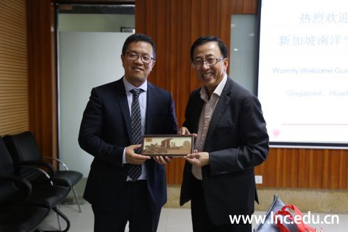 王大志副校长和傅玉发总裁交换礼物