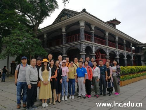 5.考察团一行参观遵义会议会址合影