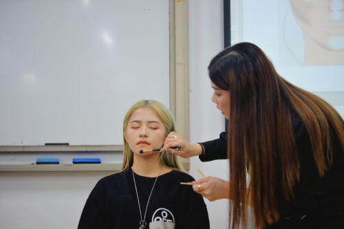 图五：“完美日记”美妆师 为学生实操做指导示范