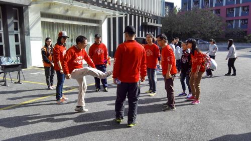 公益助跑团组员正在挑战闯关游戏