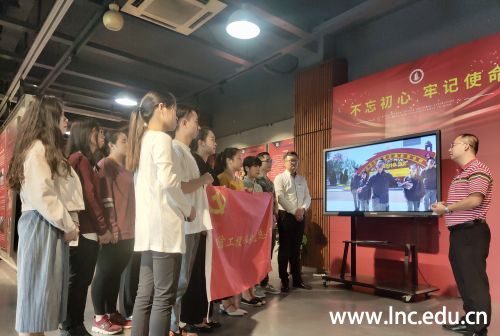 图4余生书记先带领大家观看“话初心”视频纪录片