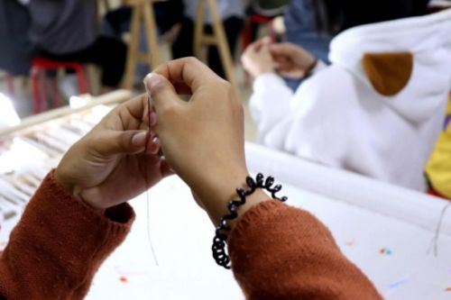 图八苏老师教学生一针一线的实操（4）