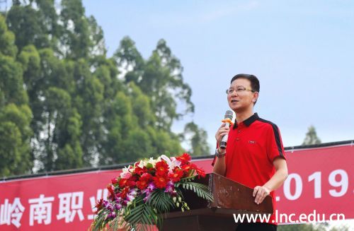 副校长李峻主持开学典礼