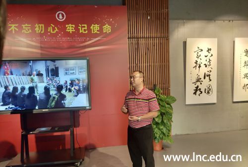 图3余生书记先带领大家观看“话初心”视频纪录片 