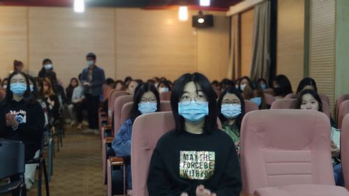 认真聆听的学生1