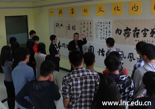 同学们近距离感受曹圣先生书法的魅力