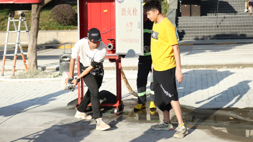 图20 学生练习使用消防栓