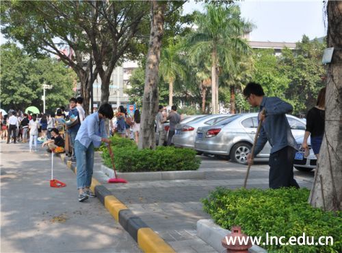 学生在在清洁卫生