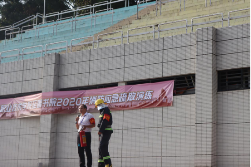 图8 灭火作战组讲授如何正确使用消防防毒面具和灭火器