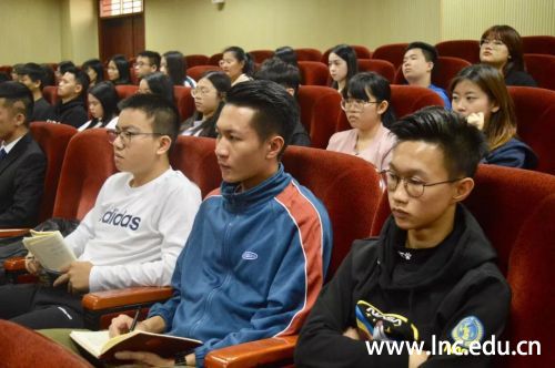 图二:入党积极分子津津有味听课中