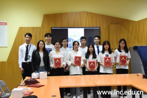 （图四：田晶书记为学院媒体中心新一届干部颁发聘书）