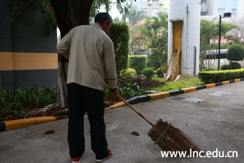 校园清洁工 靳利生