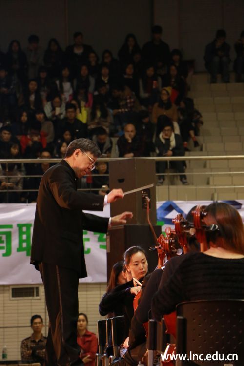 何平教授担任本场演出的指挥 摄影学生记者 张英杰