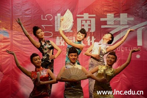 比赛在姿态翩翩的扇子舞迎来尾声。