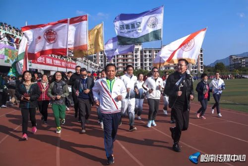 副校长钟燕锋、李峻带领环场跑