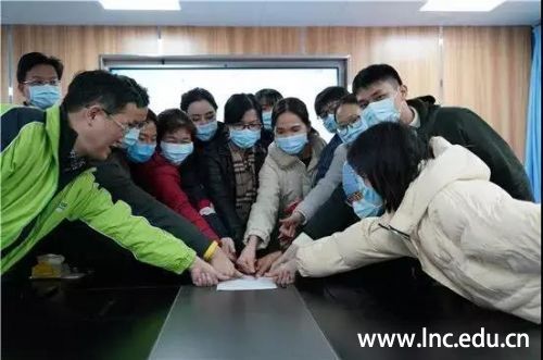 李嘉伟（右二）广东药科大学附属第一医院赴湖北医疗队签请战书