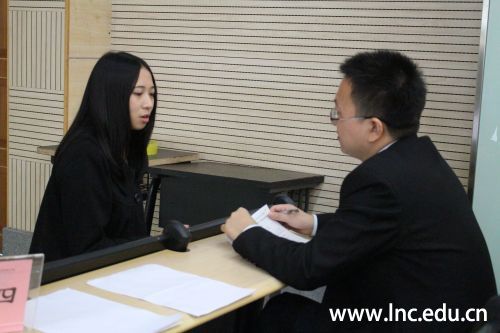 不少学生带着简历参加现场面试 摄影通讯员 李敏灵