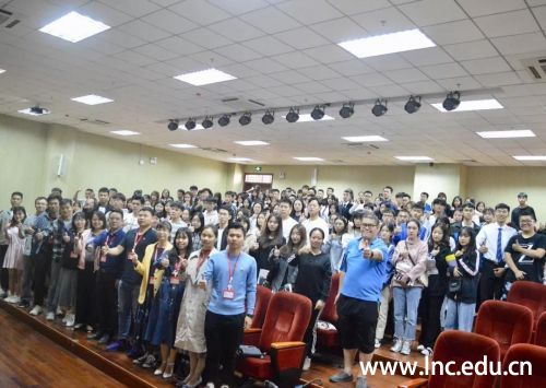 图三:全体参会党员及入党积极分子为此次有意义的党课点赞