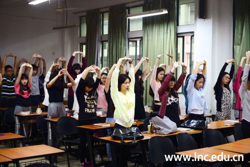 14级创业管理二班齐做伸展操 摄影 通讯员 张丹