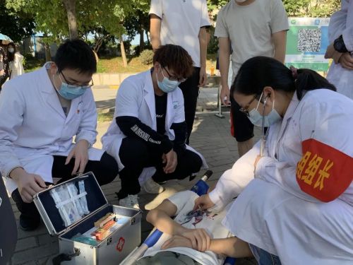 图12 医护人员为受伤人员救治