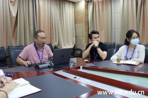 图2-余生院长汇报工作