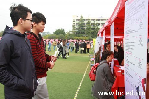 应征者在排队等待面试 摄影学生记者 何紫荧