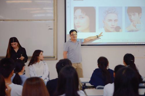 图一：“完美日记” 公共事务部Ben为学生讲解“完美日记”品牌创业故事