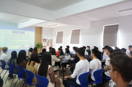 图片7 学生认真听讲