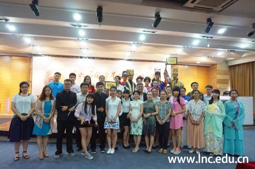 获奖选手与老师们合影留念