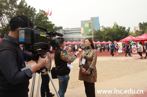 朱敏副校长在接受TVS记者采访 摄影学生记者 曾庆宁