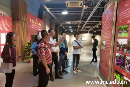 图6余生书记向参展党员教师详细的讲解