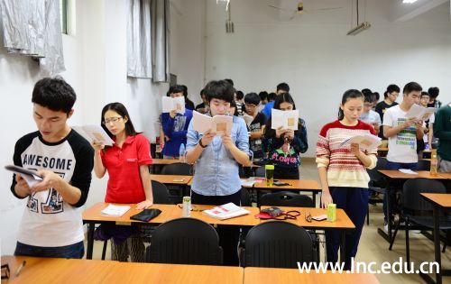 早读课上，同学们认真读书 摄影 通讯员 张丹