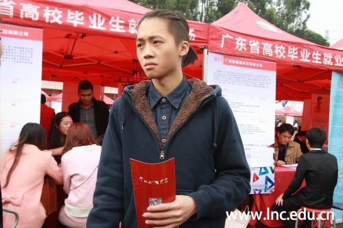 一位学生刚刚完成一次面试 摄影学生记者 何紫荧