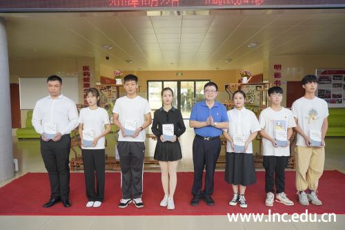 劳汉生校长与各书院学生代表合影