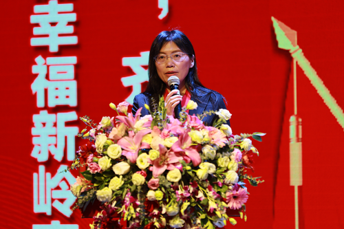 易丹华副主席作大会工作报告