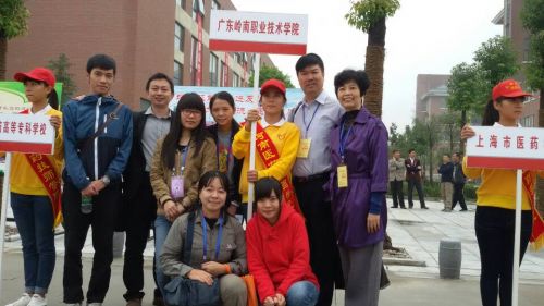 参赛学生与指导老师合影