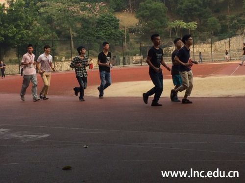 晨读后,学习会成员展开晨跑 摄影学生记者 曾庆宁 蔡佩露