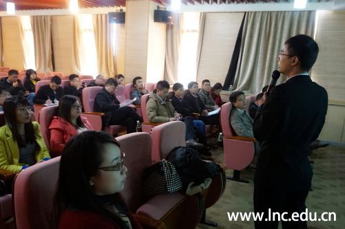 我校教师向企业家们介绍岭南创业管理学院 摄影通讯员 赖巍