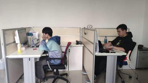 杨佩江同学（右一）正在进行广东省复赛