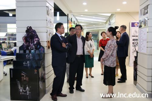 来宾参观我校动漫实训室