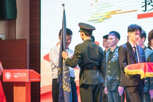 5.学校党委柴书记为尖刀队学生代表陈伟钦授勋，其他队员相互授勋