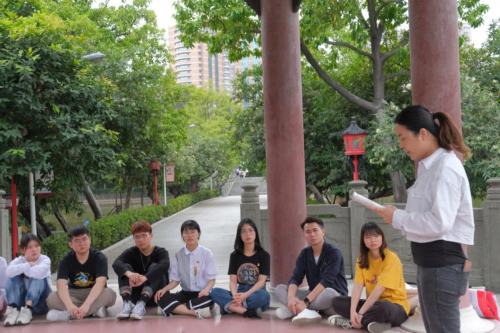 图12：第二党支部苏金丽书记在纪念亭讲党史讲党课