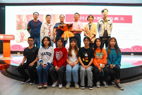 （讲座后刘教授与老师、学生代表合影）