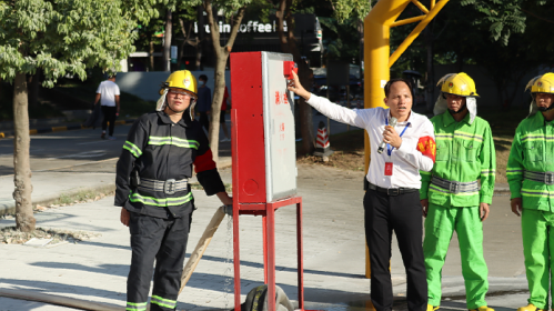 图19 现场总副指挥演示消防栓的使用