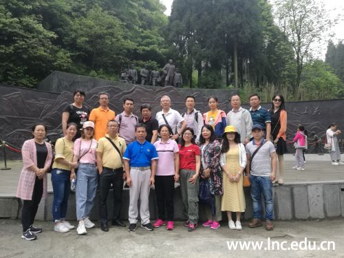 7.考察团一行参观娄山关红军战斗遗址合影