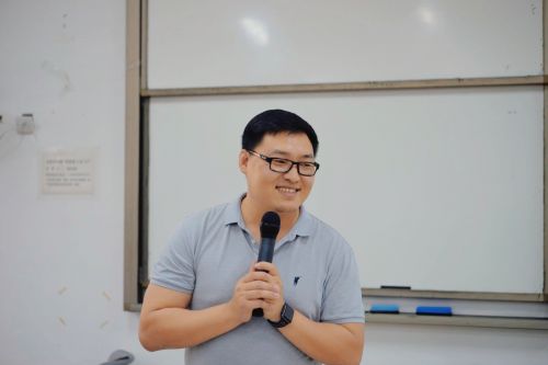 图二：”完美日记“Ben幽默风趣地与学生交流