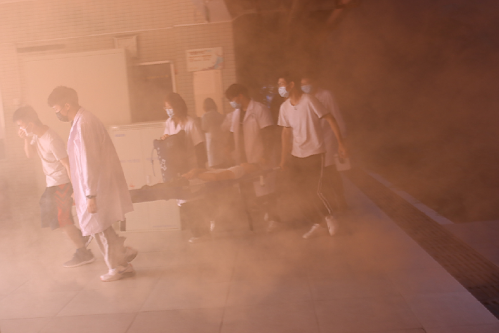 图11 医护人员将伤员从火场救出