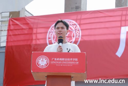 新生代表邓土锋发言