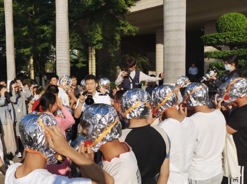 在教官指导下实践正确使用消防防毒面具