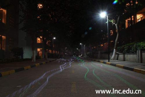 蔓延在地上的荧光轨迹 摄影岭南电视中心学生记者 李柏乐